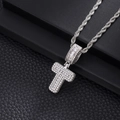 Détail macro du pendentif lettre T glacé avec zircons sur une chaîne de style corde - Lettre T (Chaîne Corde 20 Pouces) / Argent