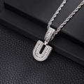 Détail macro du pendentif lettre U en argent glacé avec zircons et chaîne de type corde - Lettre U (Chaîne Corde 20 Pouces) / Argent