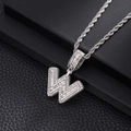 Détail du pendentif lettre W en argent avec zircons brillants sur une chaîne de corde épaisse - Lettre W (Chaîne Corde 20 Pouces) / Argent