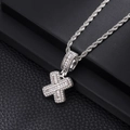 Gros plan d'un pendentif X style hip-hop en argent serti de zircons cubiques brillants - Lettre X (Chaîne Corde 20 Pouces) / Argent
