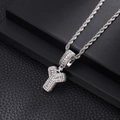 Gros plan d'un collier hip hop argenté avec pendentif lettre Y et zircons brillants - Lettre Y (Chaîne Corde 20 Pouces) / Argent
