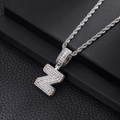Vue macro détaillée du pendentif lettre Z hip hop serti de zircons sur chaîne corde - Lettre Z (Chaîne Corde 20 Pouces) / Argent