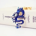 Blauwe emaille Chinese draak sleutelhanger met gouden afwerking op boekendecor - Blauw