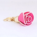 Portachiavi con rosa in pelle rosso rosa e anello in metallo dorato per borse o auto - Rosa Rossa
