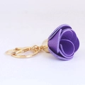Portachiavi con rosa in pelle viola e moschettone in metallo dorato per borsa - Viola