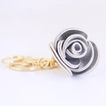 Elegante portachiavi a rosa con fiore in pelle argento e moschettone in metallo dorato - Grigio