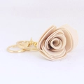 Elegante portachiavi a rosa in pelle beige con anello in metallo dorato per borsa - Bianco