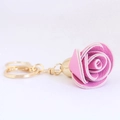 Kreativer Schlüsselanhänger in rosa Leder mit Gold-Metall-Beschlägen und Rose - Rosa