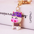 Porte-clés cochon mignon avec casque violet et strass scintillants sur finition dorée - Emballage Individuel / Violet