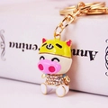 Porte-clés cochon mignon avec chapeau jaune et strass en cristal brillant finition dorée - Emballage Individuel / Jaune