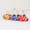 Porte-clés poisson-clown colorés en strass avec anneaux dorés et mousquetons à ressort - Couleur Aléatoire