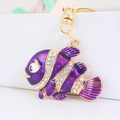 Porte-clés poisson-clown en émail violet avec strass brillants et anneau doré élégant - Violet