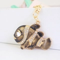 Porte-clés poisson-clown mignon en finition dorée avec strass blancs et émail - Noir