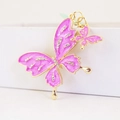 Llavero de mariposa rosa esmaltada con pedrería brillante y detalles en color oro - Morado