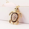 Porte-clés tortue marine dorée avec des strass blancs et irisés étincelants - Poids 50.1g, Longueur 13.4*Largeur 6.5CM / Gris
