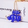 Porte-clés rhinocéros mère et enfant en émail bleu avec détails en strass brillants - Bleu foncé