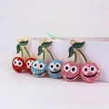 Porte-clés cerises souriantes avec strass colorés et finition dorée élégante - Couleur Aléatoire