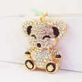 Simpatico portachiavi a forma di orso dorato con strass arcobaleno e dettagli in smalto nero - Bianco AB