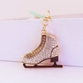Funkelnder Schlittschuh-Schlüsselanhänger mit Strasssteinen und goldener Metallkette - Weiß