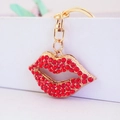 Creatieve rode lippen sleutelhanger met strassteentjes en gouden metalen sluiting - Rode Lippen (Gouden Basis)