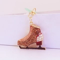 Goldener Schlittschuh-Schlüsselanhänger mit braunen Kristallen und roter Emaille - Kaffeebraun