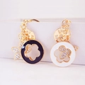 Golden keychain with clover floral design, sparkling rhinestones, and Love charm - Weight 50.1g, Length 13.4*Width 6.5CM / Random Color