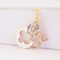Eleganter Gold-Schlüsselanhänger mit Kristall-Kleeblatt und LOVE FOREVER Gravur-Anhänger - Weiß