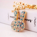 Porte-clés lapin mignon avec cristaux bleus et blancs, perles et fermoir doré chic - 13.4x6.5cm / Bleu