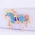 Goldener fliegender Pferd-Schlüsselanhänger mit blauen Strasssteinen auf Geschenkbox - Gewicht 50,1g, Länge 13,4*Breite 6,5CM / Blau