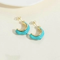 Detalle de los pendientes en C de resina con textura turquesa y acabado metálico dorado - Azul (MA1-8)