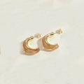 Pendientes vintage de resina en forma de C dorados y ámbar con textura de mármol - Marrón (MA1-8)