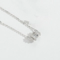 Macro scatto del ciondolo a cilindro d'argento con dettagli in zircone scintillante - Cuore d'Argento