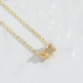Detail der goldene Halskette mit Schleifenanhänger und Zirkon-Besatz auf Lederhintergrund - Schleifen-Trompete (Gold)