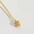 Elegante vergoldete Sonnenblumen-Pinienzapfen-Halskette mit strukturierter Metalloberfläche - Trauben