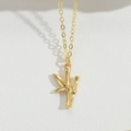 Elegante collana con pendente a bambù dorato e due foglie su catena sottile - Stile Bambù (XL3532-1)