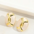 Dettaglio di orecchini ovali in smalto rosa chiaro con linee dorate intrecciate - Bianco (Oro) (MA1-6)