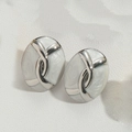 Dettaglio di orecchini ovali argentati con smalto bianco e delicata trama a nuvola - Bianco (Argento) (MA1-6)
