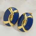 Vista macro di orecchini ovali placcati in oro con smalto blu navy e design a nodo - Blu Reale (Oro) (MA1-6)