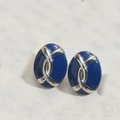 Vista macro degli orecchini ovali in smalto blu navy con profili in metallo intrecciato - Blu Reale (Argento) (MA1-6)