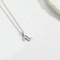 Minimalistische silberne Halskette mit strukturiertem J-Anhänger an feiner Gliederkette - Zahl 7
