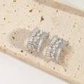 Boucles d'oreilles créoles argentées en C avec perles blanches et zircons scintillants - Style Perle et Zirconium Rectangulaire / Argent