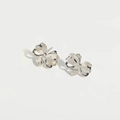 Pendientes de botón con lazo plateado minimalista y acabado metálico pulido para mujer - Lazo Calado (ES2827-1) / Plateado