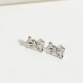 Pendientes de lazo en plata pulida con textura 3D plisada realista y brillo metálico - Lazo Envuelto (ES2827-5) / Plateado