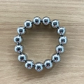 Gepolijste zilveren kralenarmband met 16 gladde metalen bollen op houten achtergrond - Ca. 1.4cm Kraaldiameter / Zilver