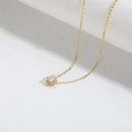 Elegante collar dorado con colgante de corazón de circonita y diseño de halo - Blanco