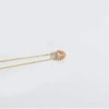 Elegante collar bañado en oro con colgante de corazón rosa rodeado de diamantes blancos - Rosa