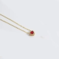 Elegante collar de cadena dorada con un pequeño colgante de corazón de piedra roja - Rojo