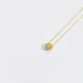 Collar de oro minimalista con gema de corazón amarillo y halo de circonitas blancas brillantes - Amarillo