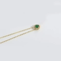 Collier en chaîne dorée avec pendentif cœur en zircon vert et petites pierres blanches - Vert
