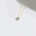 Collier en or avec pierre précieuse bleu clair en cœur et halo de cristaux blancs - Bleu ciel